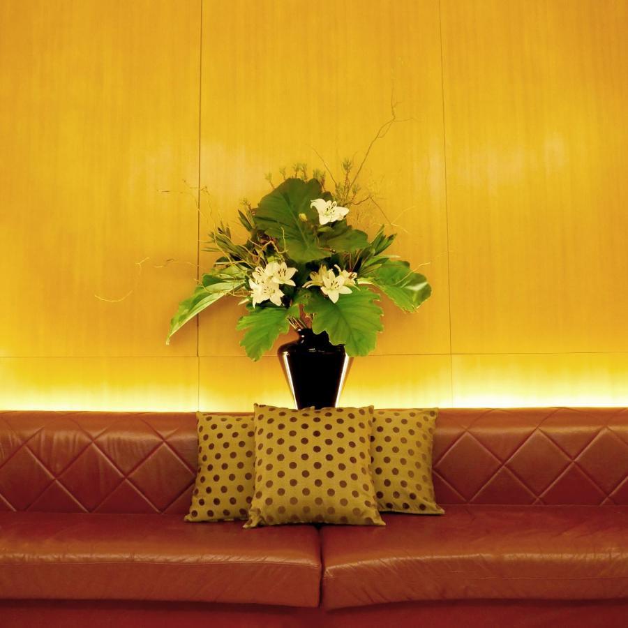725 Continental Hotel Буенос Айрес Екстериор снимка A flower arrangement in a hotel