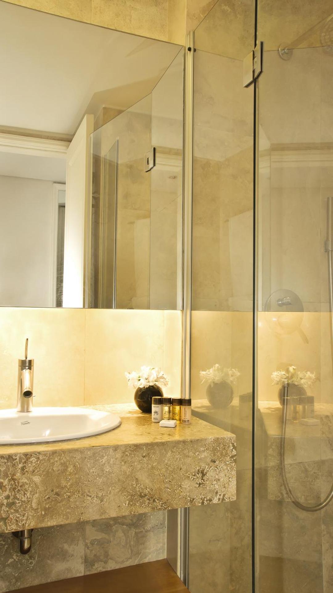 725 Continental Hotel Буенос Айрес Екстериор снимка A bathroom with a shower enclosure